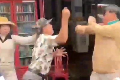 Hình ảnh được cho là đánh nhau vì tranh giành khách trên di tích Hải Vân Quan. (Ảnh cắt từ video)