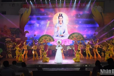 Chương trình biểu diễn nghệ thuật đặc sắc tại đêm khai mạc Lễ hội Quán Thế Âm Ngũ Hành Sơn năm 2024. (Ảnh: ANH ĐÀO)