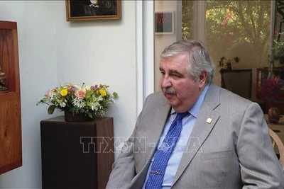 Thẩm phán Ricardo Alfredo Sodi Cuellar, Chủ tịch Tòa án Công lý bang Mexico (Estado de Mexico) chia sẻ với phóng viên TTXVN về những ấn tượng của ông về Chủ tịch Hồ Chí Minh-vị lãnh tụ vĩ đại của dân tộc Việt Nam. Ảnh: PHƯƠNG LAN/TTXVN