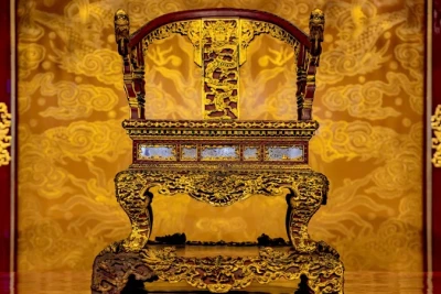 Trung tâm Bảo tồn di tích cố đô Huế đã đưa ngai vua triều Nguyễn về kho bảo quản, đồng thời trưng bày bản phục chế để tiếp tục phục vụ du khách. (Ảnh: CÔNG HẬU-XUÂN HIẾU)