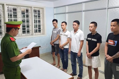 Nhóm đối tượng tại cơ quan điều tra. (Ảnh: Công an cung cấp)