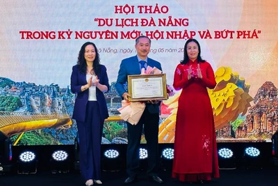 Phó chủ tịch Ủy ban nhân dân thành phố Đà Nẵng Nguyễn Thị Anh Thi và Giám đốc Sở Văn hóa, Thể thao và Du lịch Đà Nẵng trao tặng Bằng khen của Chủ tịch thành phố cho đại diện Quỹ xúc tiến phát triển du lịch thành phố. (Ảnh: ANH ĐÀO)