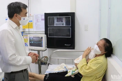 Giáo sư, Tiến sĩ Trần Văn Thuấn, Thứ Trưởng Bộ Y tế thăm các bệnh nhi mắc sởi đang điều trị tại Bệnh viện Phụ sản-Nhi Đà Nẵng. (Ảnh: ANH ĐÀO)