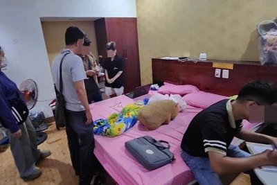 Các đối tượng ngoại tỉnh đến thuê nhà tại thành phố Đà Nẵng để hoạt động lừa đảo bằng thủ đoạn hack facebook. (Ảnh: Công an cung cấp)