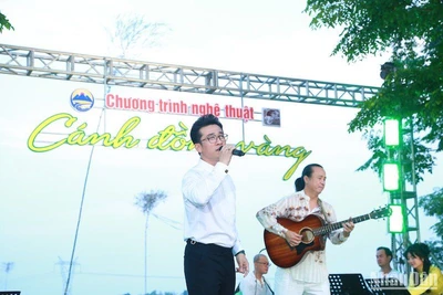 Nghệ sĩ ưu tú Quang Hào biểu diễn tại chương trình nghệ thuật Cánh đồng vàng. (Ảnh: ANH ĐÀO)