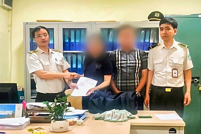 Anh Nguyễn Đức Tuệ (bên phải ảnh) và Đội trưởng Vũ Văn Diễn trao lại chiếc túi cho hành khách.