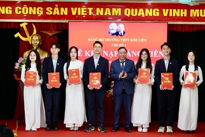 Phó Bí thư Thành ủy Hà Nội Nguyễn Văn Phong trao Quyết định kết nạp Đảng cho các đảng viên mới.