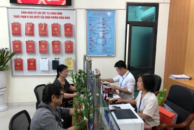 Công chức phường Đồng Nhân chứng thực ngoài giờ hành chính phục vụ người dân