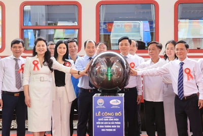 Khai trương chuyến tàu đầu tiên đoàn tàu chất lượng cao Hoa Phượng Đỏ