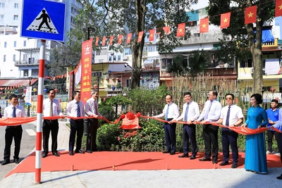 Lãnh đạo TP Hà Nội, quận Ba Đình thực hiện nghi thức gắn biển Cụm công trình hạ tầng kỹ thuật chung quanh hồ Trúc Bạch.