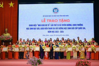 Lễ trao tặng danh hiệu Nhà giáo ưu tú và tuyên dương khen thưởng học sinh đạt giải, giáo viên tham gia bồi dưỡng học sinh giỏi cấp quốc gia.