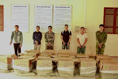 Các đối tượng cùng tang vật bị bắt giữ tại Đồn Biên phòng Bình Nghi. 