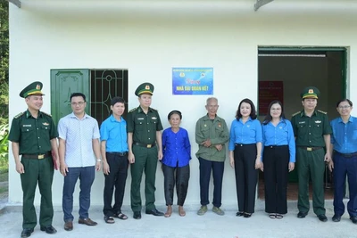 Liên đoàn Lao động tỉnh Lạng Sơn và Bộ chỉ huy Bộ đội biên phòng tỉnh Lạng Sơn bàn giao nhà Đại đoàn kết tại xã Thụy Hùng, huyện Văn Lãng.