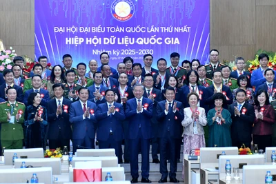 Tổng Bí thư Tô Lâm và Thủ tướng Phạm Minh Chính chụp ảnh lưu niệm cùng các đại biểu. (Ảnh: ĐĂNG KHOA)