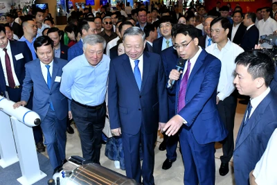 Tổng Bí thư Tô Lâm và các đồng chí lãnh đạo Đảng, Nhà nước tham quan triển lãm "Những thành tựu trong phát triển kinh tế tư nhân và các gian hàng trưng bày sản phẩm của các doanh nghiệp tư nhân".