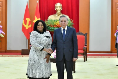 Tổng Bí thư Tô Lâm với bà Nomvula Mokonyane, Phó Tổng thư ký thứ nhất Đảng Đại hội Dân tộc Phi (ANC) của Nam Phi.