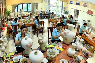 Vẽ họa tiết lên sản phẩm tại Công ty cổ phần Gốm Chu Đậu.