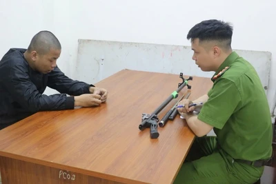 Cơ quan Công an lấy lời khai đối tượng cầm đầu Nguyễn Văn Trường. (Ảnh: CANA)