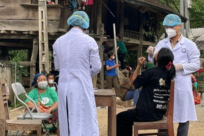 Lực lượng y tế lấy mẫu xét nghiệm những người tiếp xúc gần. (Ảnh: CDC tỉnh Nghệ An cung cấp)