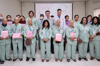 Thạc sĩ, bác sĩ Nguyễn Bá Tĩnh, Phó Giám đốc Quỹ Hỗ trợ bệnh nhân ung thư – Ngày mai tươi sáng (Bộ Y tế) trao tặng tóc cho các bệnh nhân.