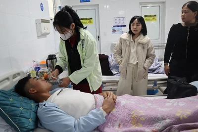 Anh Trần Văn Hữu bị viêm phổi, sức khỏe yếu đang được chăm sóc ở bệnh viện.