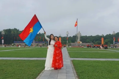 Người dân chụp ảnh, lưu lại khoảnh khắc đầy tự hào trong những ngày tháng Tư lịch sử của dân tộc.