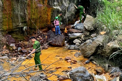 Cơ quan chức năng địa phương tiến hành kiểm tra, lần theo dấu vết để xác định điểm phát sinh nguồn nước và bùn có dấu hiệu ô nhiễm. (Ảnh: CTV)
