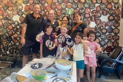 Ảnh: Khách du lịch quốc tế thích thú với trải nghiệm làm sơn mài. Ảnh: THU HẰNG