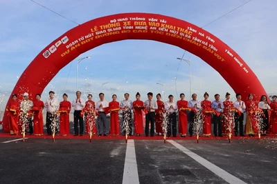 Lãnh đạo Bộ Giao thông vận tải và các đại biểu thực hiện nghi thức cắt băng thông xe.