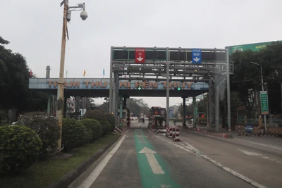 Cầu Bến Thủy 1 bắc qua sông Lam, nối Quốc lộ 1A qua thành phố Vinh (Nghệ An) và huyện Nghi Xuân (Hà Tĩnh). Trong ảnh: Trạm thu phí BOT Bến Thủy 1.