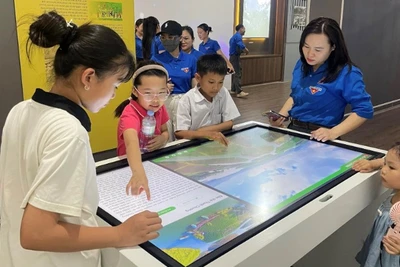 Không gian số với phần mềm trình chiếu, tương tác, hỏi đáp, ứng dụng công nghệ thông minh nhân tạo AI,… tại Bảo tàng Nghệ An. 