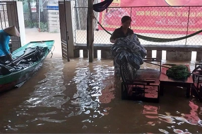 Nước sông Lam tràn vào nhà dân. (Ảnh chụp lúc 7 giờ 30 phút ngày 23/9)