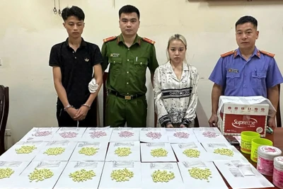 Đối tượng Lê Tiến Đức và Nguyễn Thị Thương cùng tang vật ma túy thu giữ. (Ảnh: CÔNG AN NGHỆ AN)