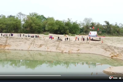 Người dân xã Đồng Văn, huyện Thanh Chương tập trung bên bờ sông Lam, dựng lán, đánh trống… phản đối hoạt động khai thác cát sỏi của Công ty cổ phần Khai thác cát, sạn và Vận tải Thanh Chương. (Ảnh: CẮT TỪ VIDEO CLIP).