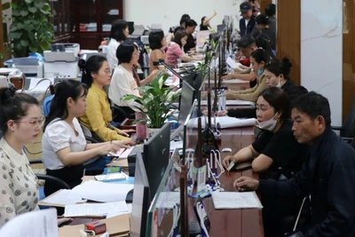 Người dân đến giải quyết thủ tục hành chính tại Bộ phận tiếp nhận và trả kết quả thành phố Vinh.