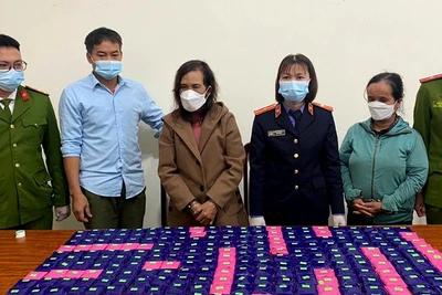 Đối tượng Trần Thị Lan và Nguyễn Thị Truyền cùng tang vật bị bắt giữ. (Ảnh: MINH KHÔI)