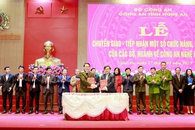 Thiếu tướng Bùi Quang Thanh, Giám đốc Công an tỉnh Nghệ An cùng đại diện lãnh đạo các sở, ngành, địa phương ký biên bản bàn giao chức năng, nhiệm vụ. (Ảnh: CÔNG AN NGHỆ AN)