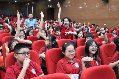 Các em học sinh hào hứng tham gia trả lời các câu hỏi về kiến thức, kỹ năng phòng, chống đuối nước.