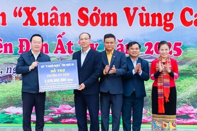 Bí thư Tỉnh ủy Nghệ An Nguyễn Đức Trung trao quà Tết cho người nghèo và kinh phí mua con giống cho hộ nghèo đặc biệt khó khăn huyện Kỳ Sơn để phát triển kinh tế. 