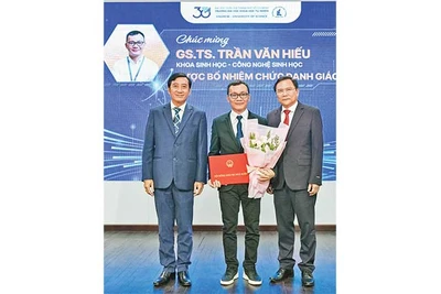 Giáo sư, Tiến sĩ Trần Văn Hiếu (giữa) trong lễ bổ nhiệm chức danh Giáo sư. (Ảnh CTV)