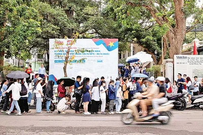 Du khách xếp hàng từ sớm để tham quan triển lãm và nhận phụ san Báo Nhân Dân.