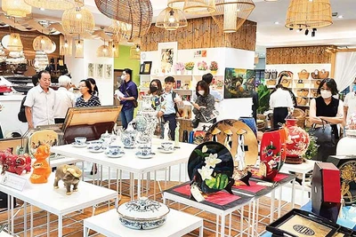 Khách tham quan sản phẩm trưng bày tại showroom Trung tâm Xúc tiến Thương mại và Đầu tư TP Hồ Chí Minh.