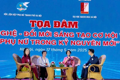 Các chuyên gia chia sẻ tại tọa đàm. 