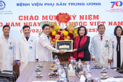  Phó Chủ tịch Quốc hội Nguyễn Thị Thanh thăm và chúc mừng cán bộ, bác sĩ, nhân viên y tế tại Bệnh viện Phụ sản Trung ương. 