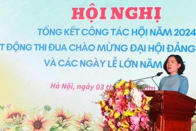 Chủ tịch Hội Liên hiệp Phụ nữ thành phố Hà Nội Lê Kim Anh phát động thi đua. 