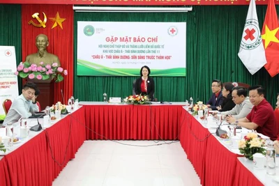 Quang cảnh buổi gặp mặt báo chí. 