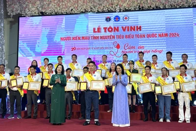 Tôn vinh người hiến máu tình nguyện tiêu biểu toàn quốc.