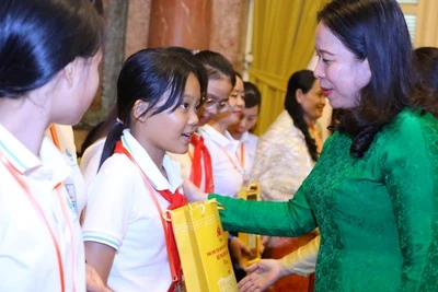 Phó Chủ tịch nước trao quà tặng các trẻ em tham dự Trại hè "Hoa hướng dương". 