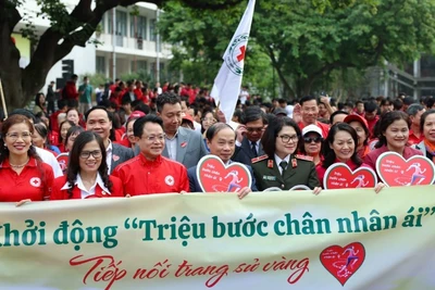 Các đại biểu cùng cán bộ, hội viên, tình nguyện viên Chữ thập đỏ và các bạn sinh viên Đại học Bách khoa Hà Nội hưởng ứng Chiến dịch. 