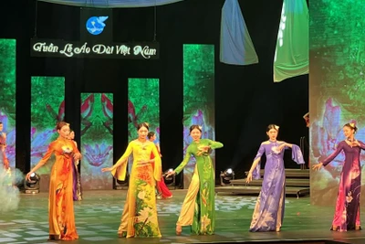 Chương trình nghệ thuật “Hương sắc Áo dài Việt”.